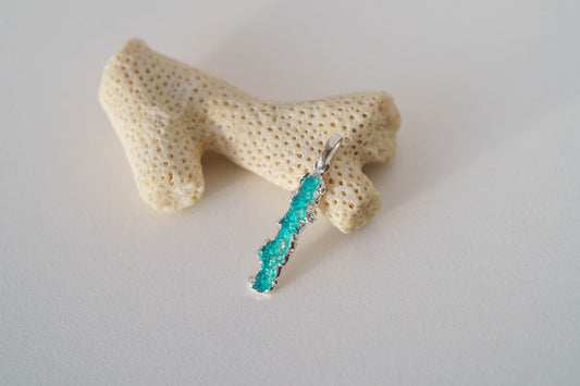 Pendant "Wave" (4x20 mm) emerald