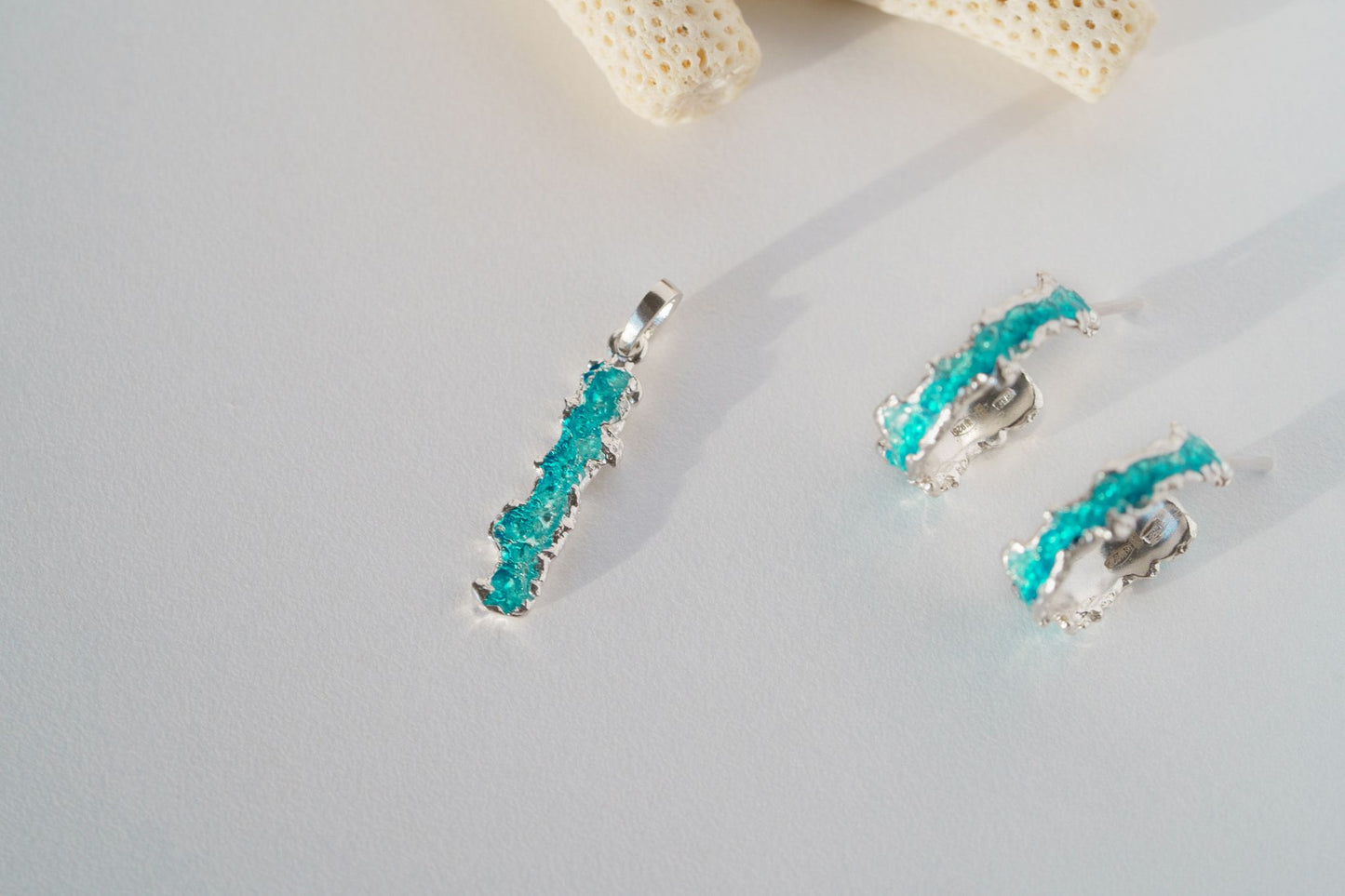 Pendant "Wave" (4x20 mm) emerald