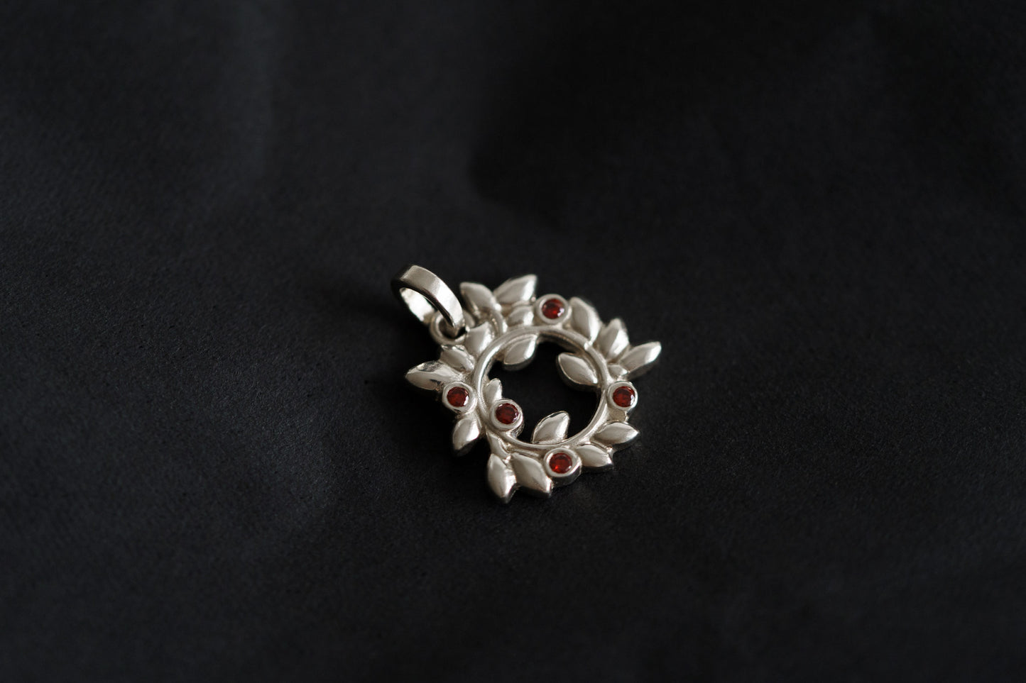 Pendant "Wreath" with stones
