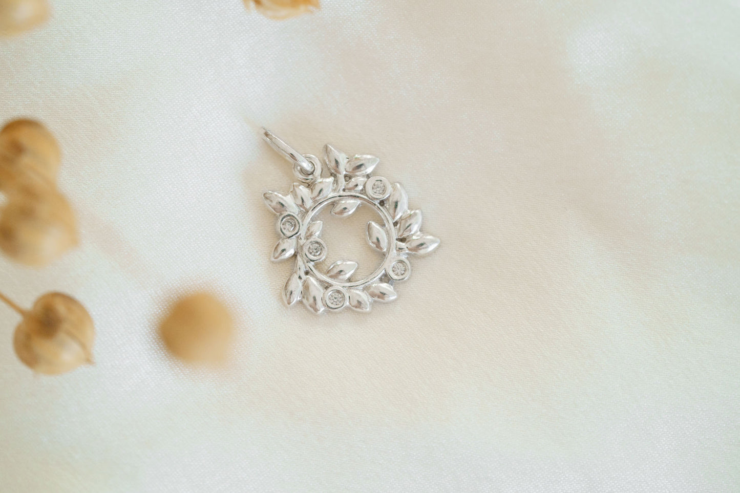 Pendant "Wreath" with stones