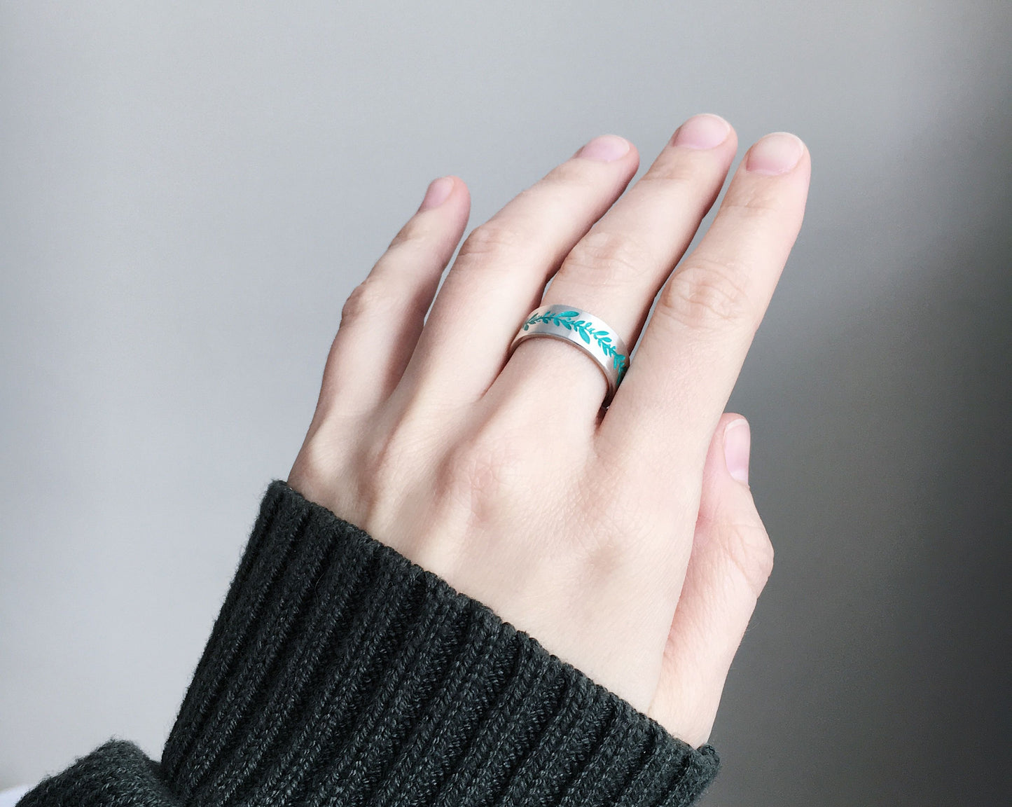 Ring "Branch" (7 mm) with emerald enamel