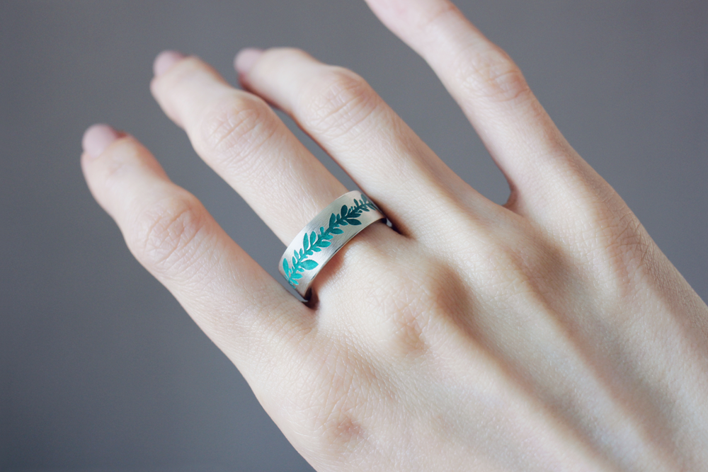 Ring "Branch" (7 mm) with emerald enamel