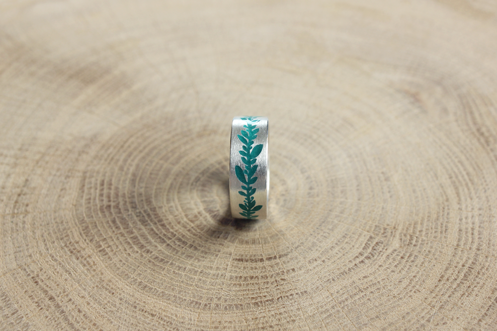 Ring "Branch" (7 mm) with emerald enamel
