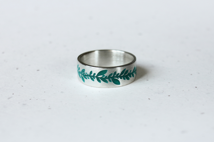 Ring "Branch" (7 mm) with emerald enamel