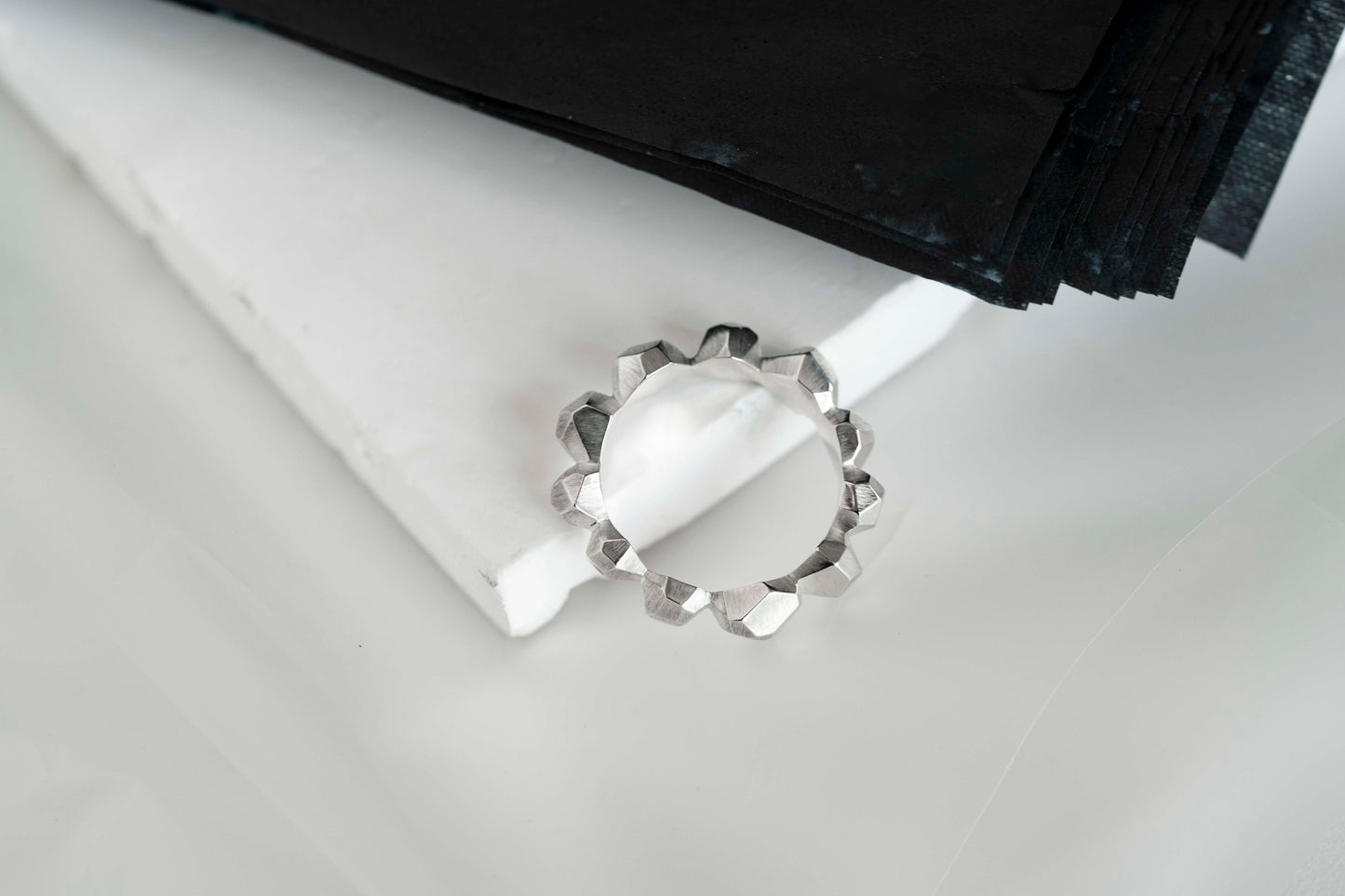 Ring "Faceted balls"