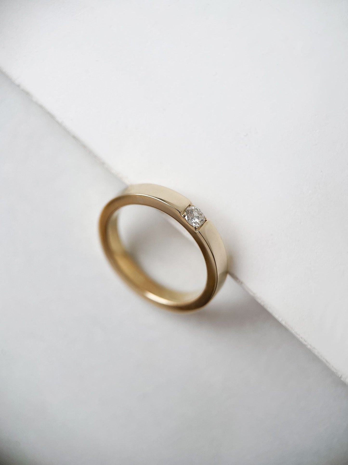 Ring "Glow" (gemstone 2.3 mm)