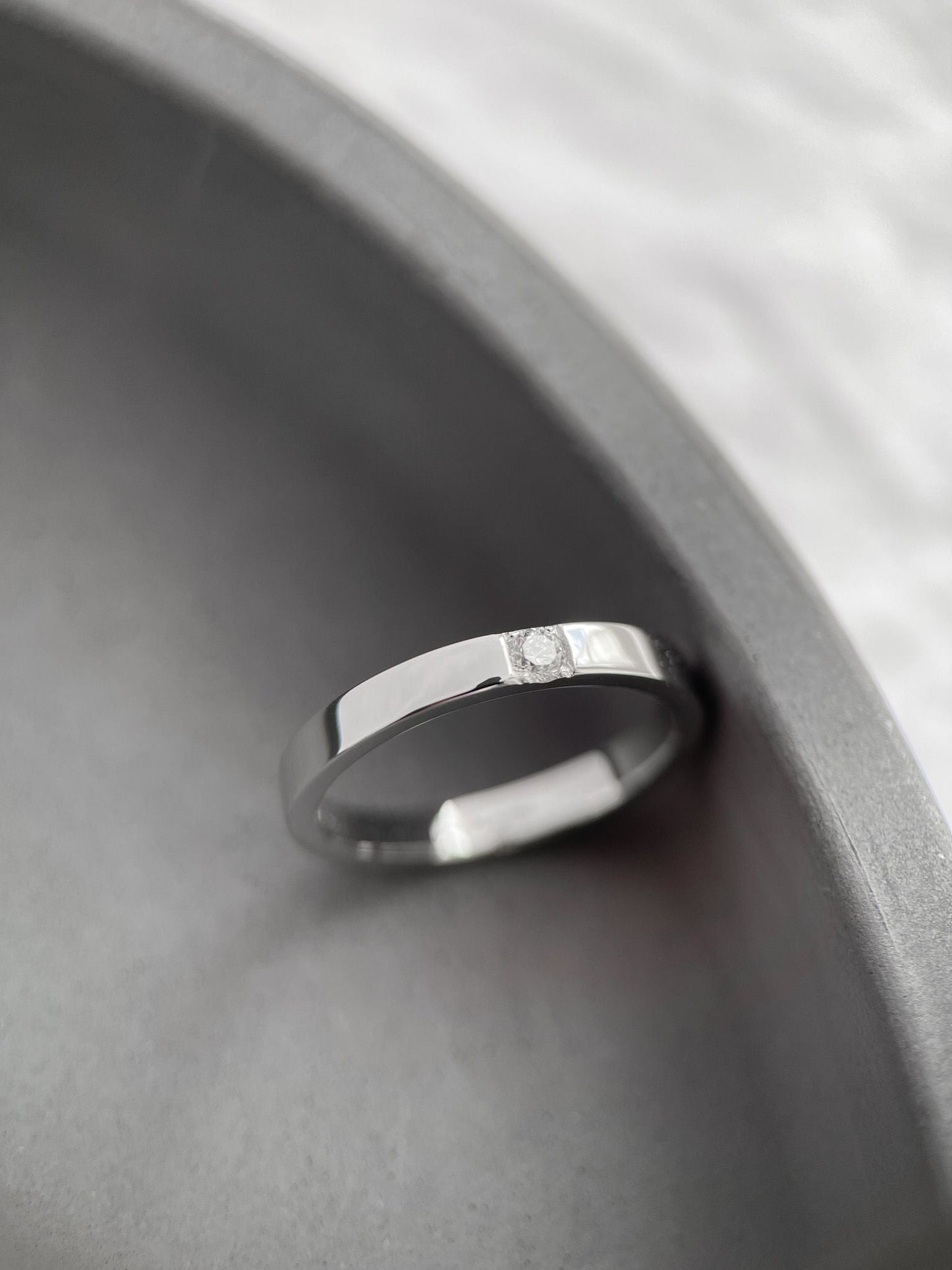 Ring "Glow" (gemstone 2.3 mm)