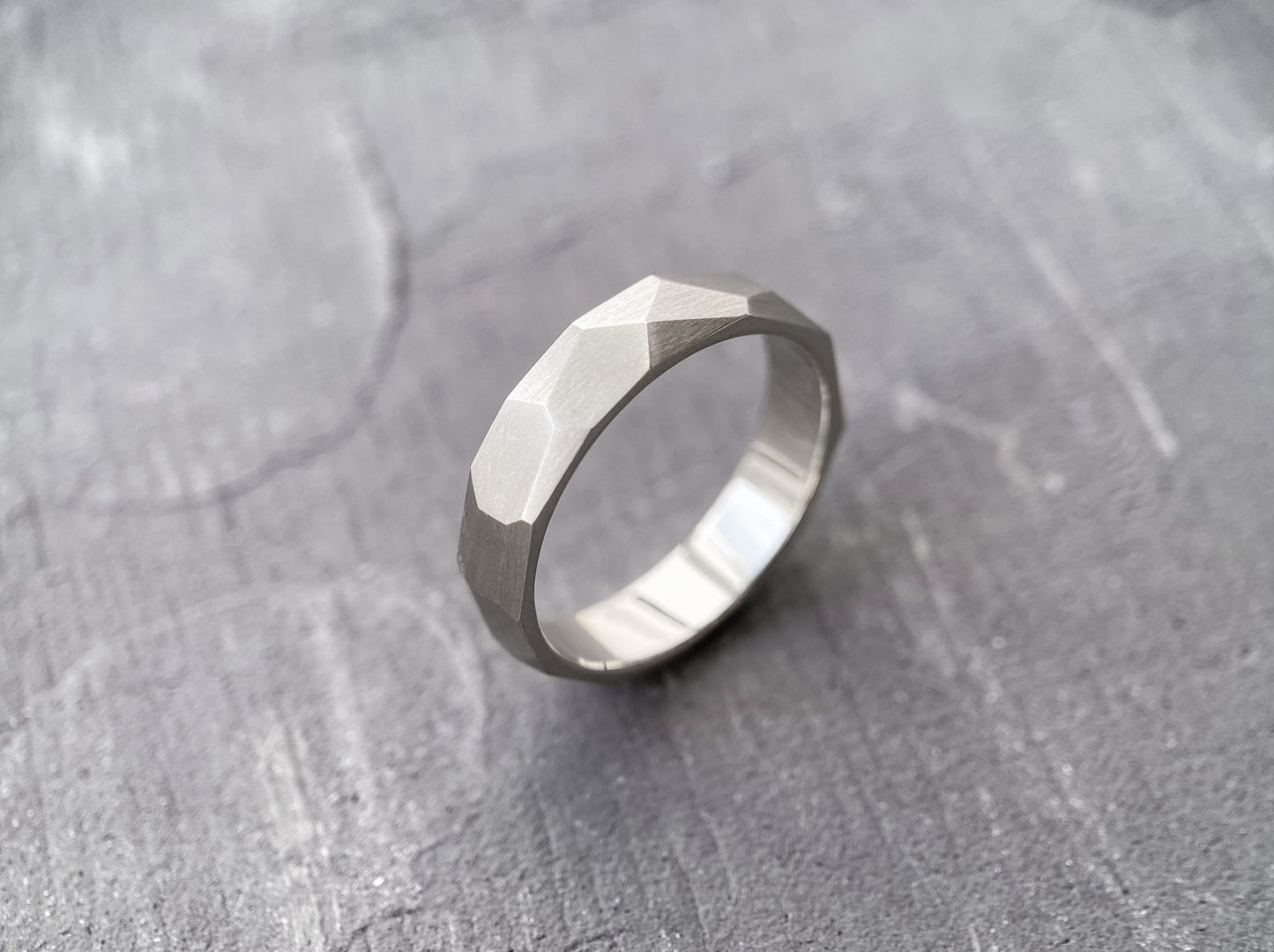 Ring "Large facets" (4 mm)