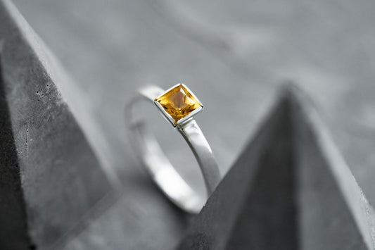 Ring "Principle" (gemstone 4*4 mm)