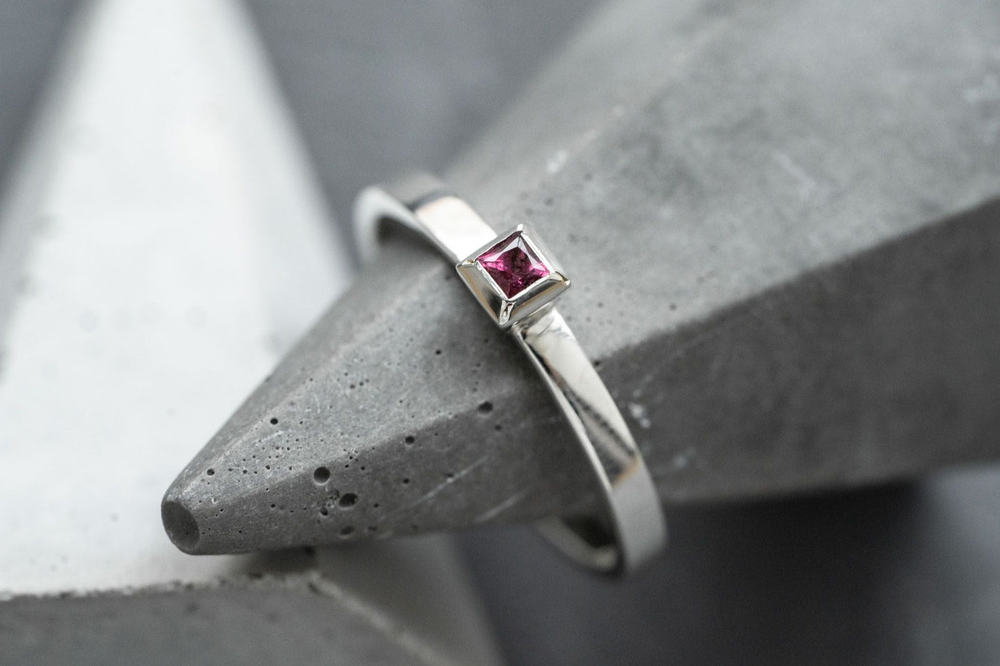 Ring "Principle" (gemstone 4*4 mm)