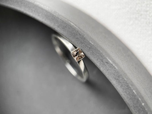 Ring "Principle" (gemstone 4*4 mm)