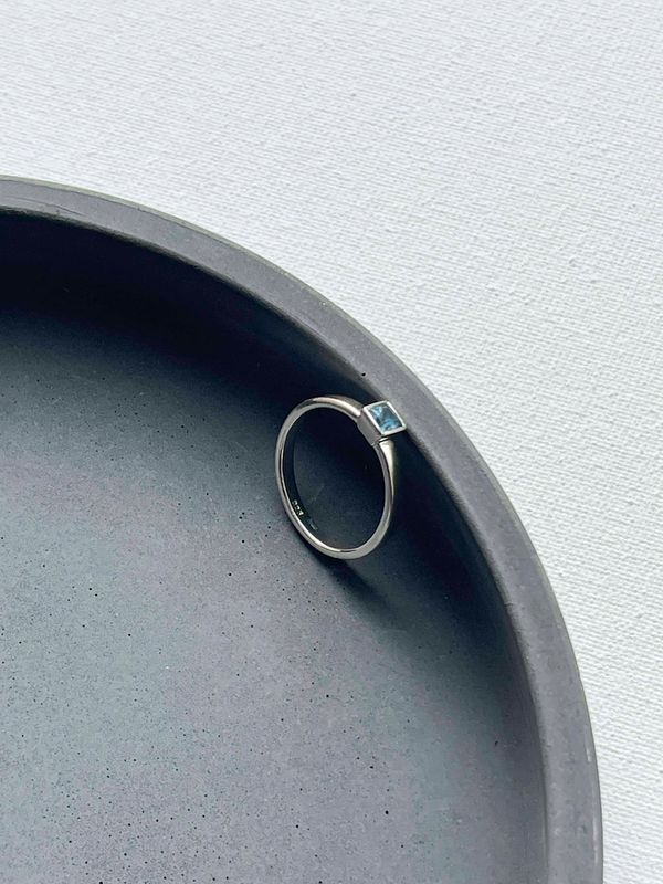 Ring "Principle" (gemstone 4*4 mm)