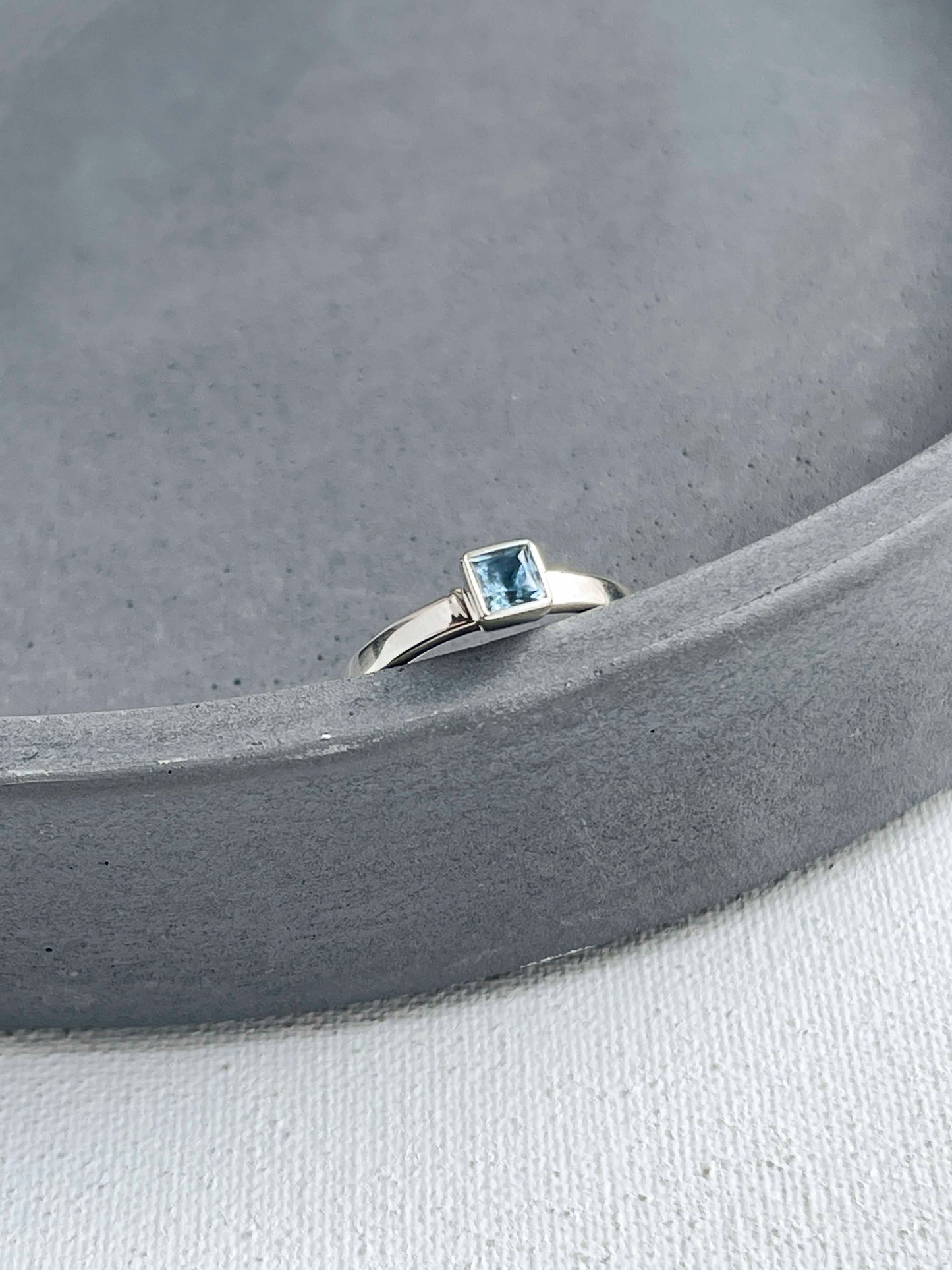 Ring "Principle" (gemstone 4*4 mm)