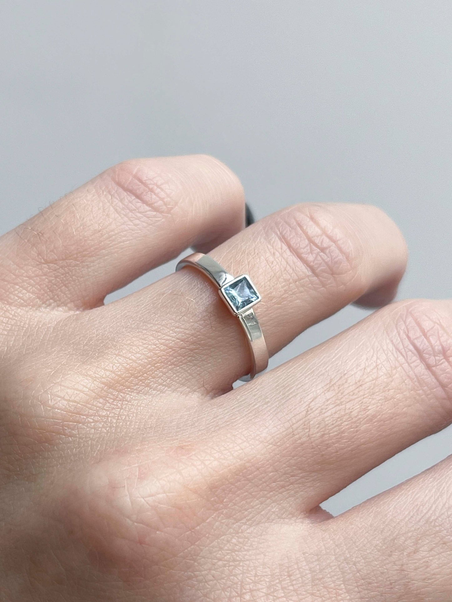 Ring "Principle" (gemstone 4*4 mm)