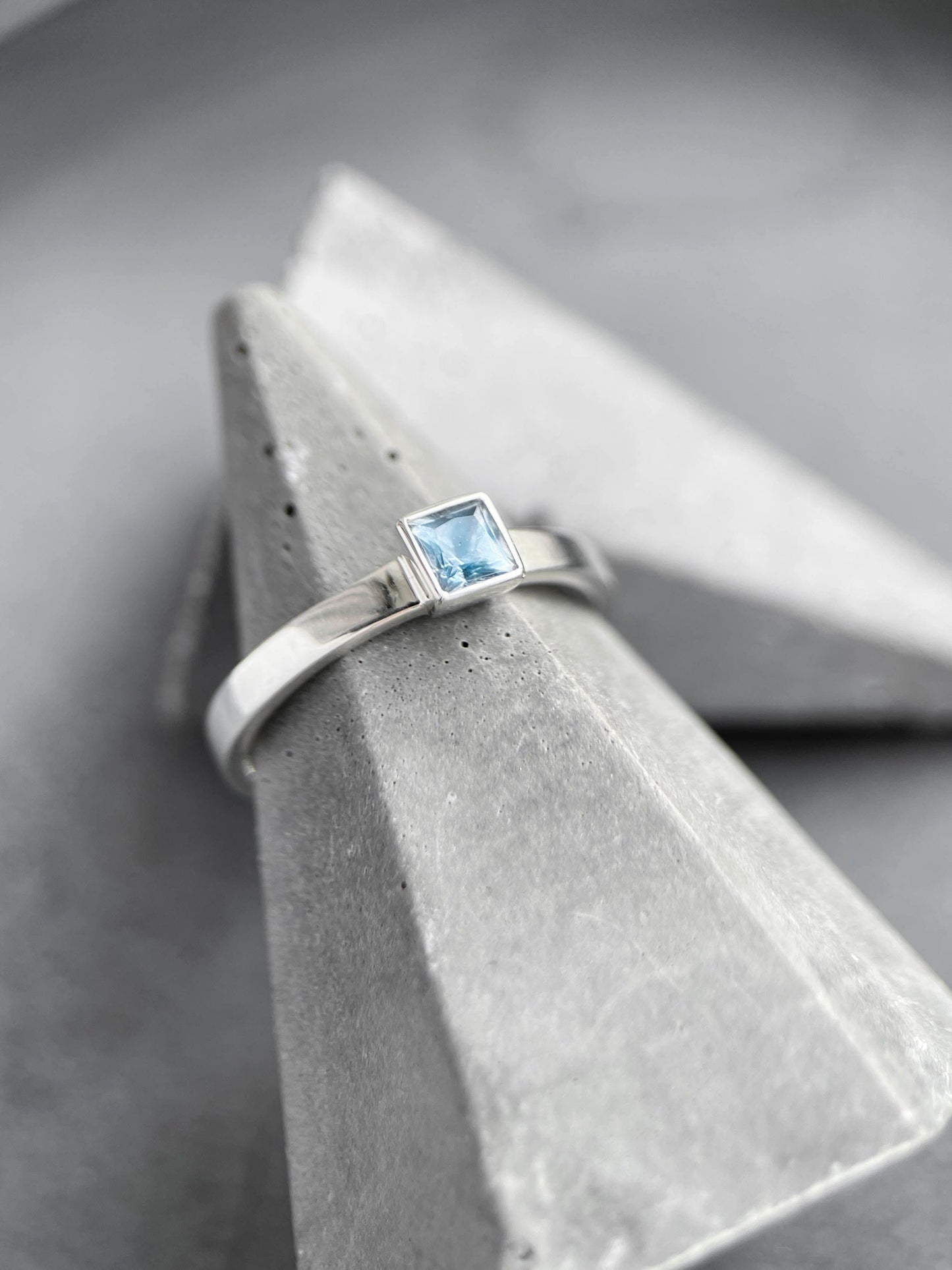 Ring "Principle" (gemstone 4*4 mm)
