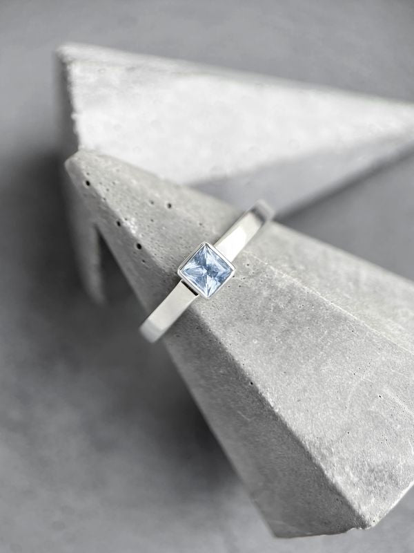 Ring "Principle" (gemstone 4*4 mm)