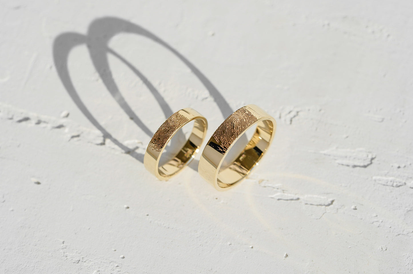 Wedding ring "Simple" (4 mm) with personalized fingerprint outside