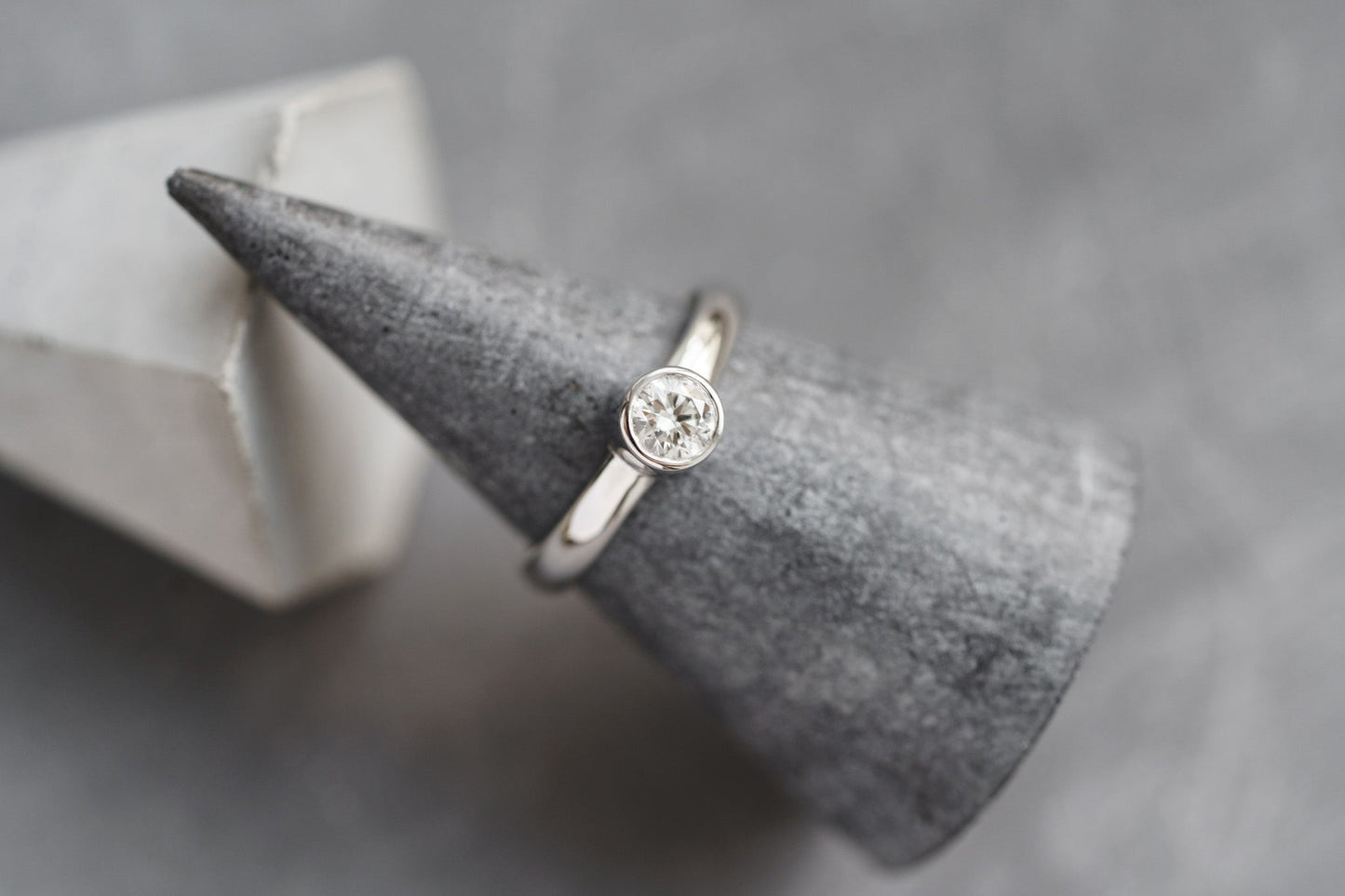 Ring "Sophistication" (4.5 mm gemstone)