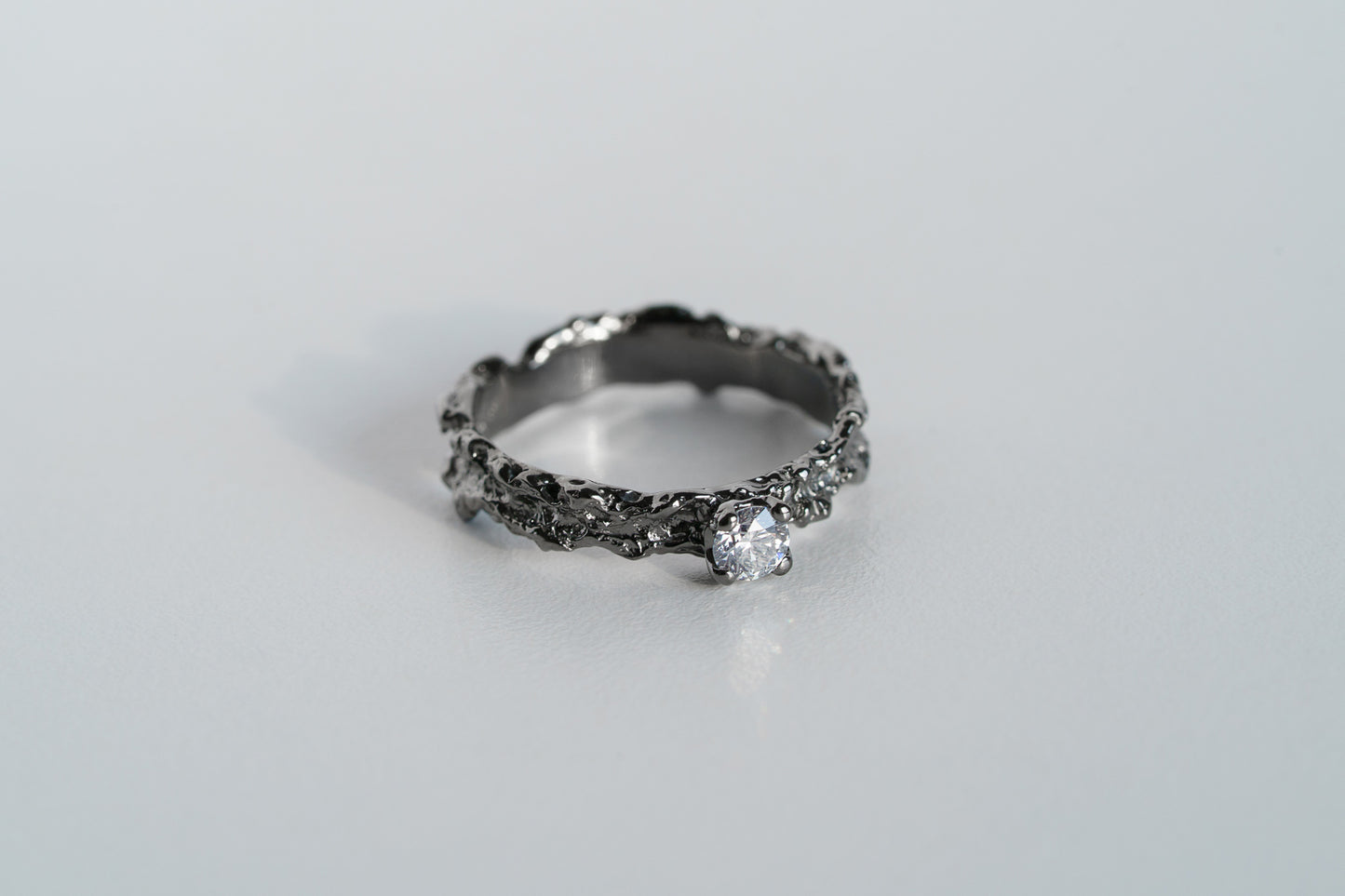 Ring “Reefs” blackened (gemstone 4 mm)