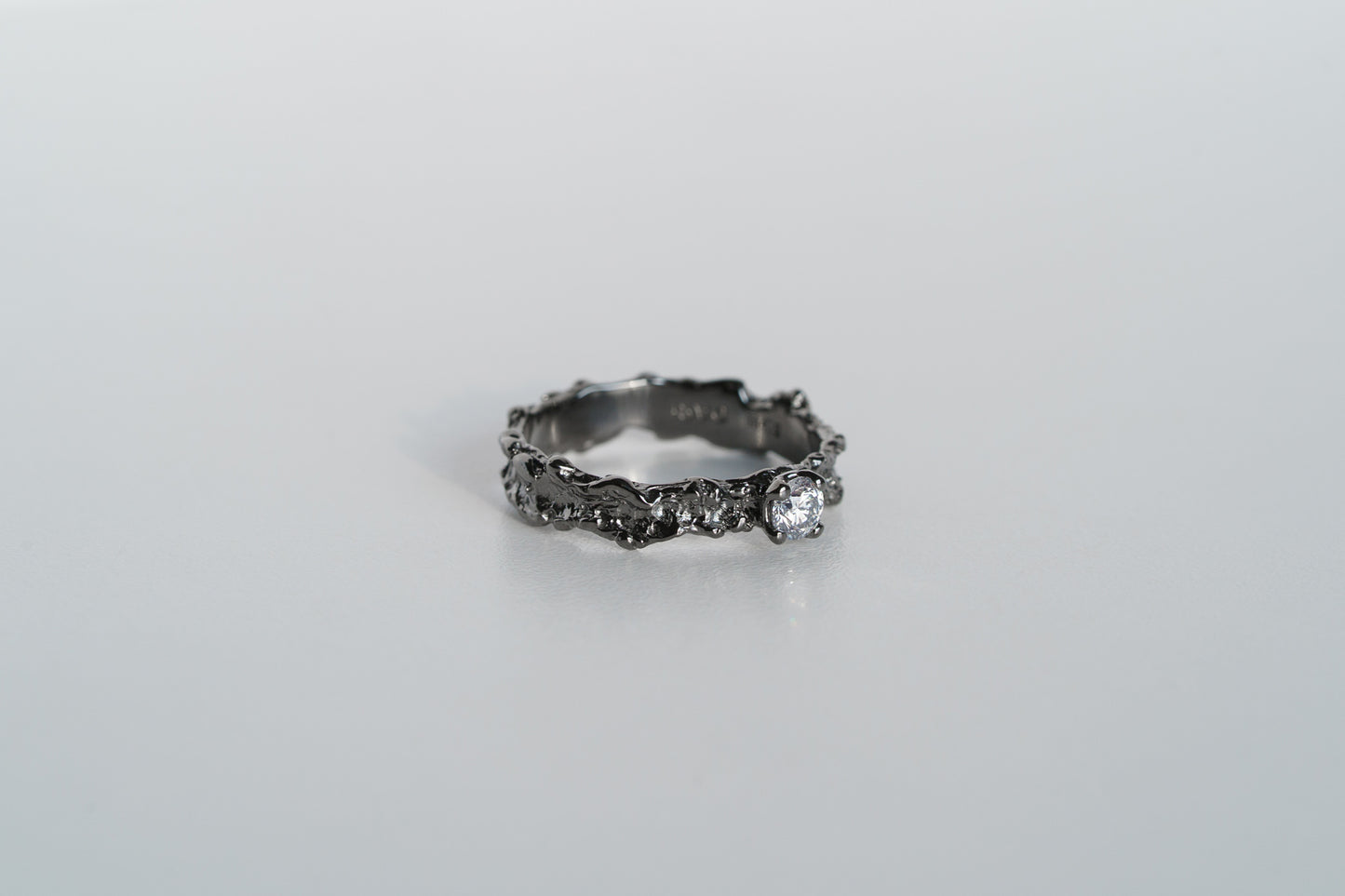 Ring “Reefs” blackened (gemstone 4 mm)