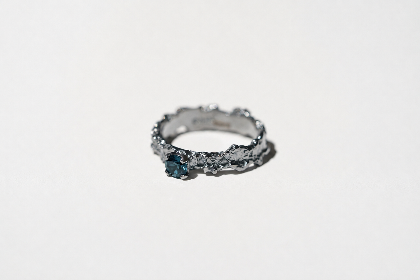 Ring “Reefs” blackened (gemstone 4 mm)