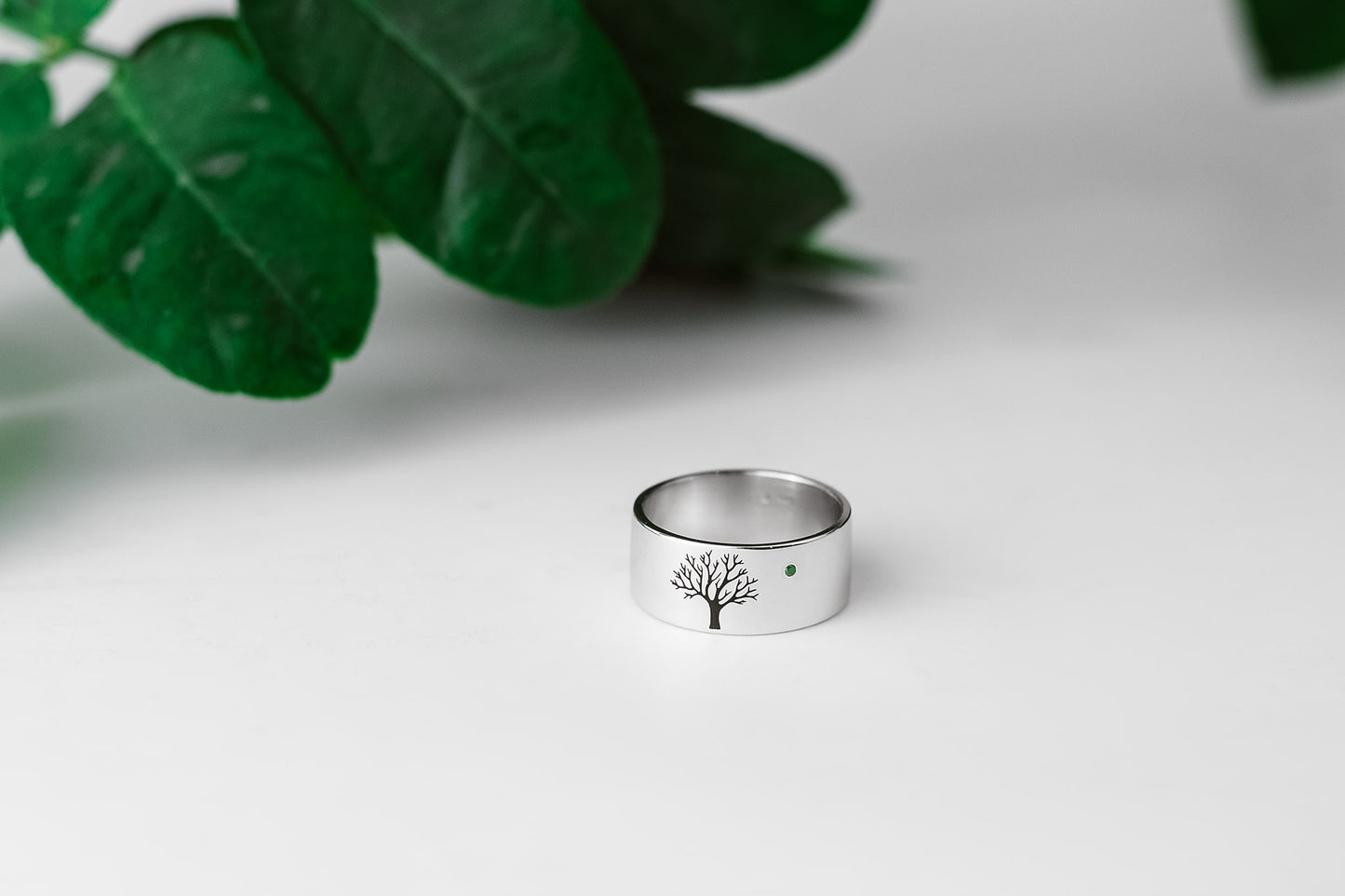Ring "Tree" (8 mm) with emerald
