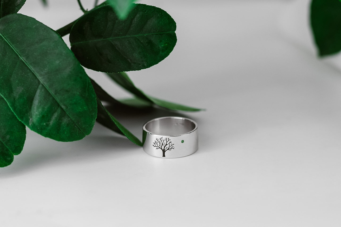 Ring "Tree" (8 mm) with emerald