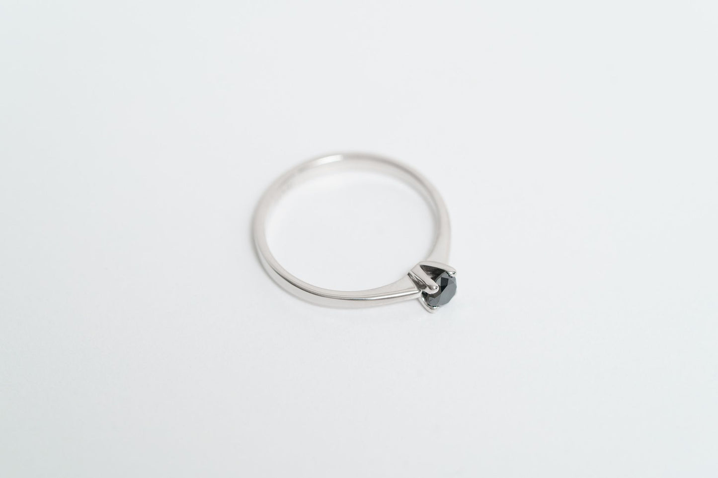 Ring "Vector" (4 mm gemstone)