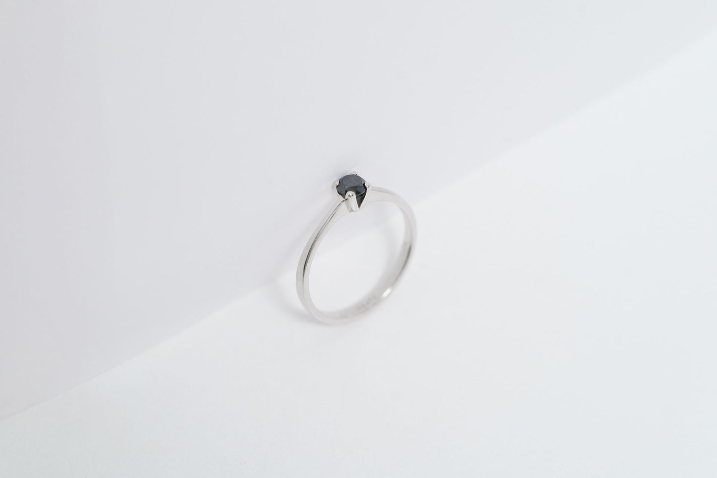 Ring "Vector" (4 mm gemstone)