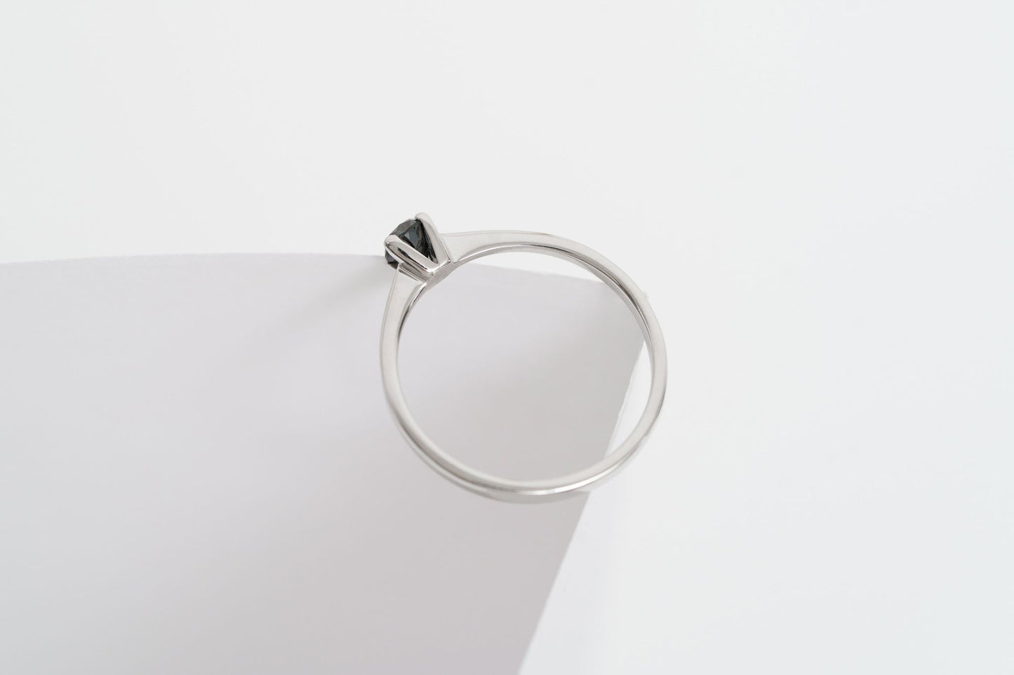 Ring "Vector" (4 mm gemstone)