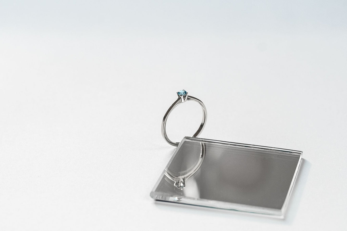 Ring "Vector" (4 mm gemstone)