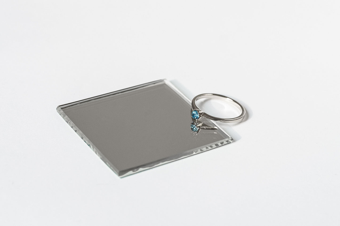 Ring "Vector" (4 mm gemstone)