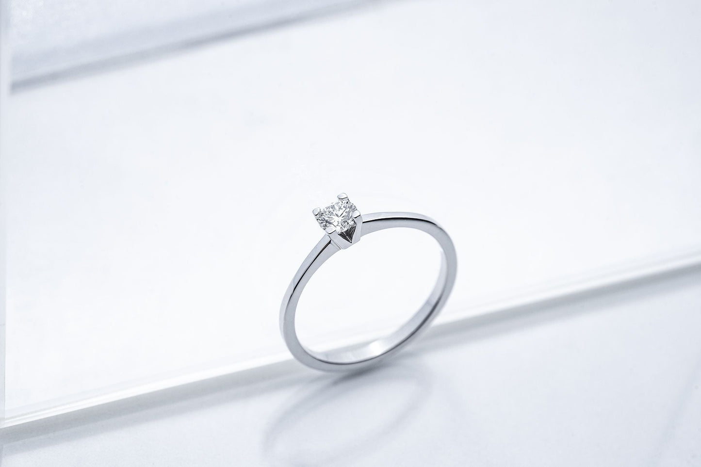 Ring "Vector" (4 mm gemstone)