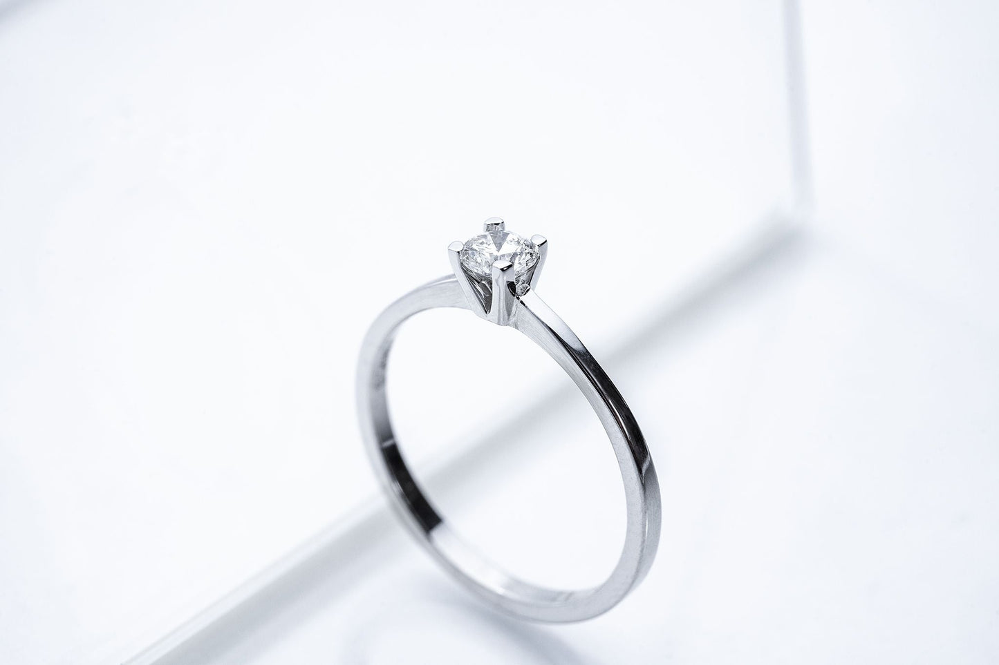 Ring "Vector" (4 mm gemstone)