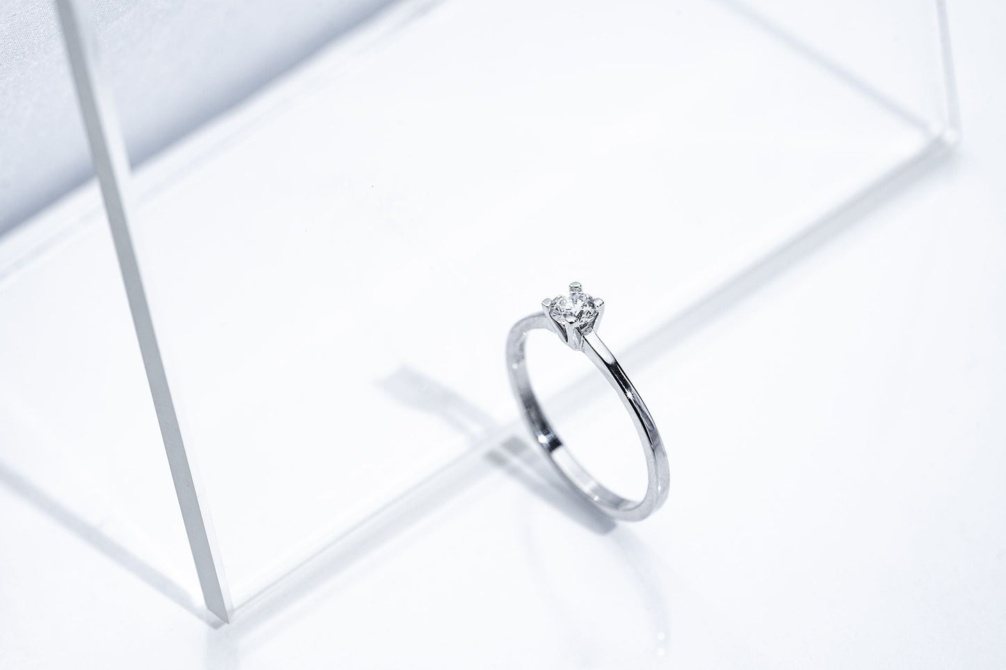 Ring "Vector" (4 mm gemstone)