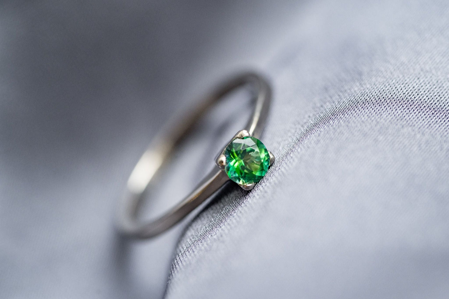 Ring "Vector" (4 mm gemstone)