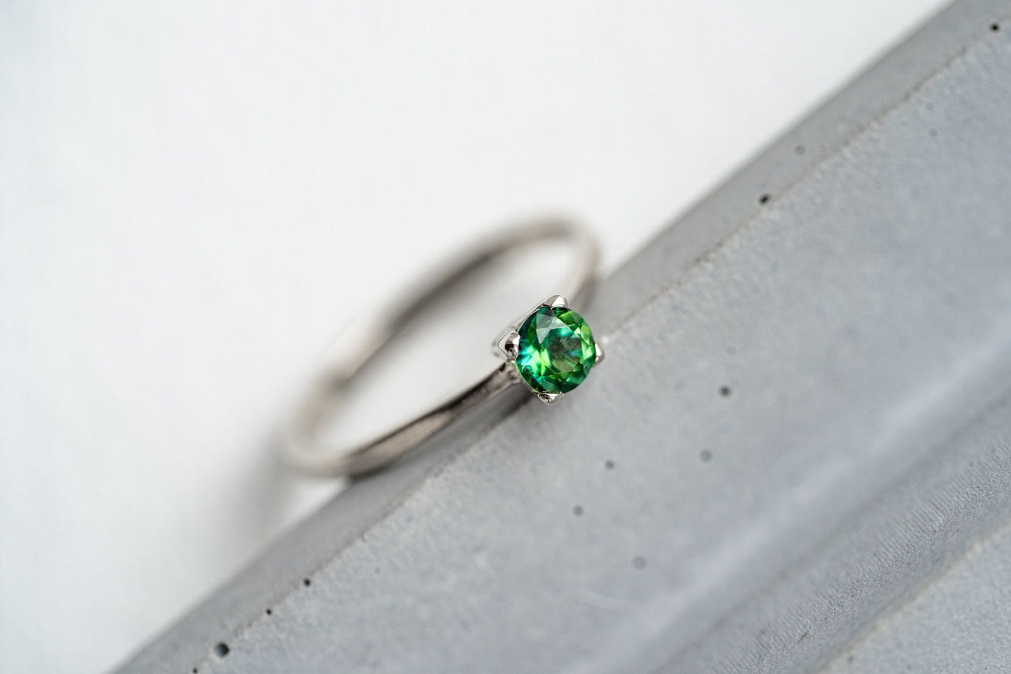 Ring "Vector" (4 mm gemstone)