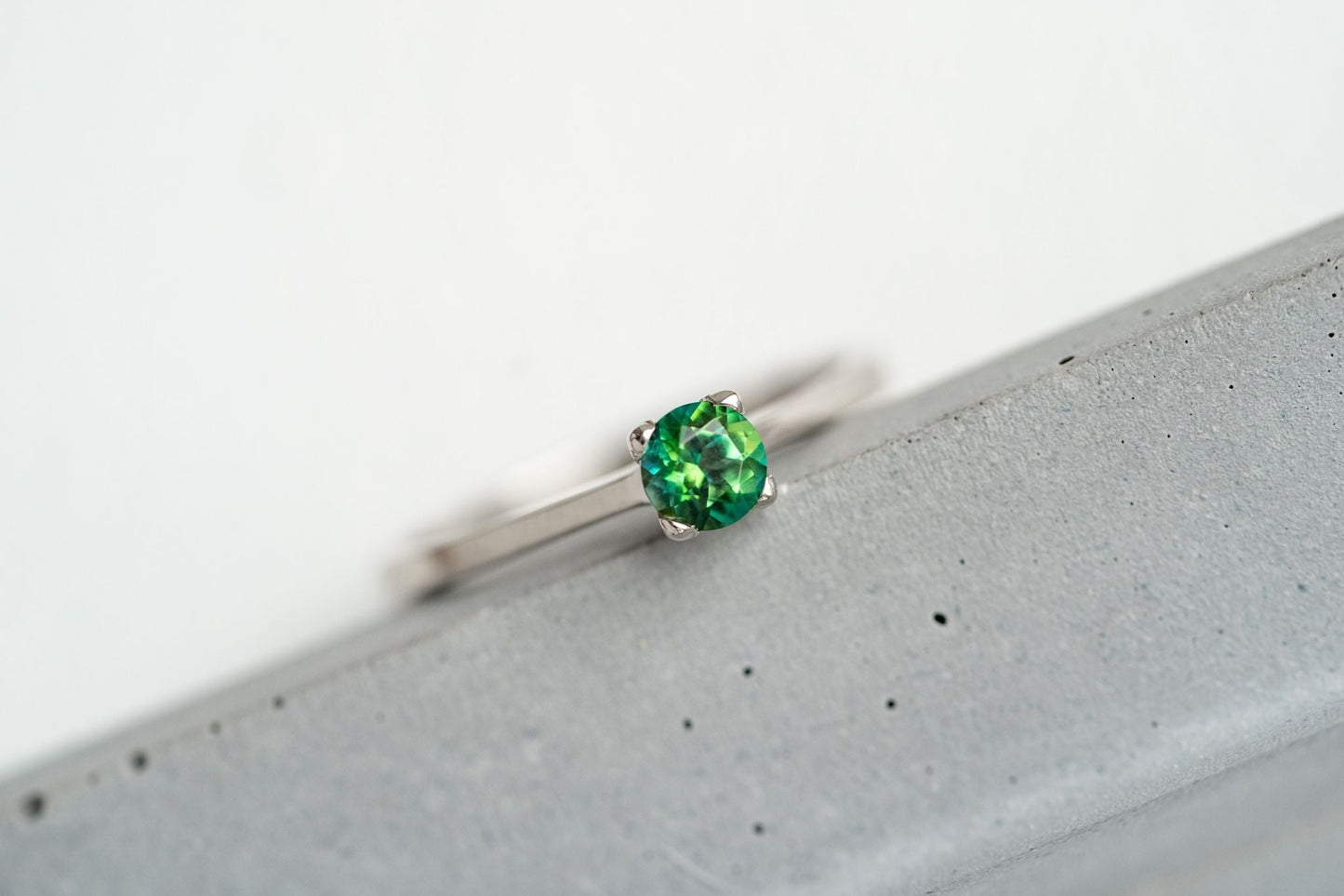 Ring "Vector" (4 mm gemstone)