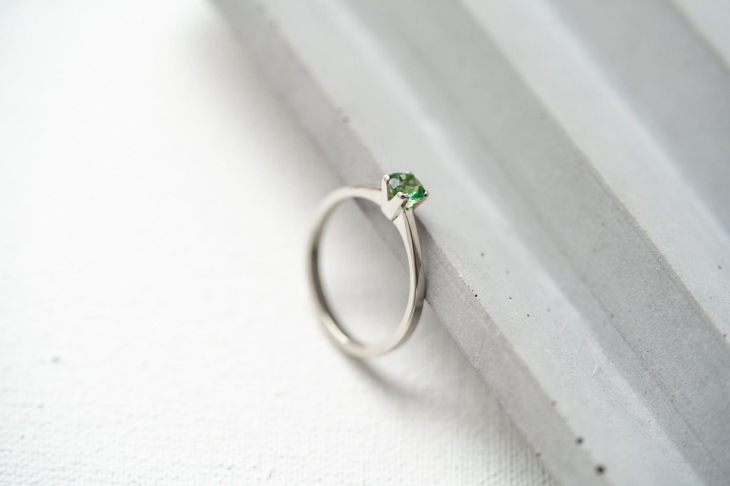 Ring "Vector" (4 mm gemstone)