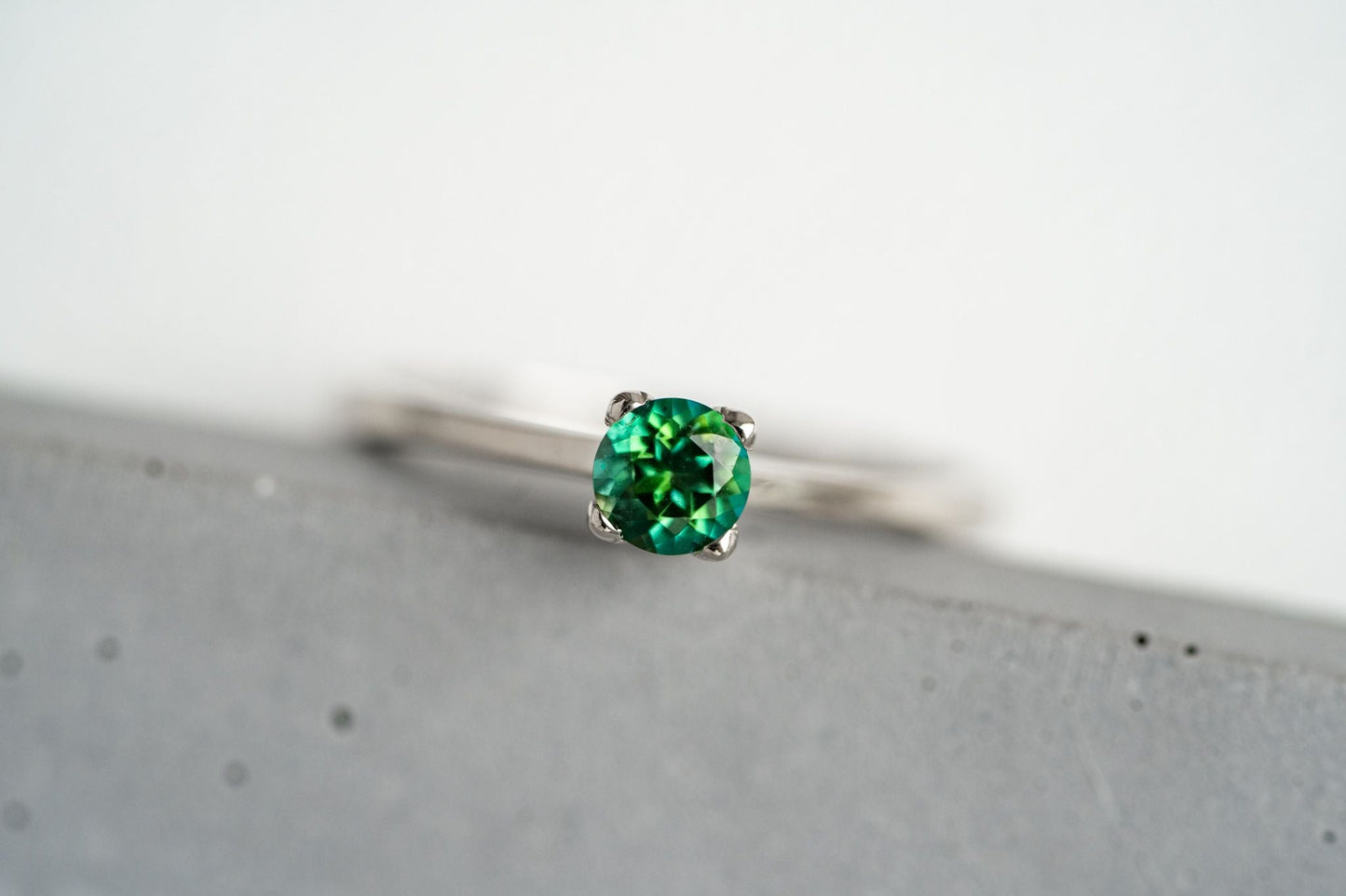 Ring "Vector" (4 mm gemstone)