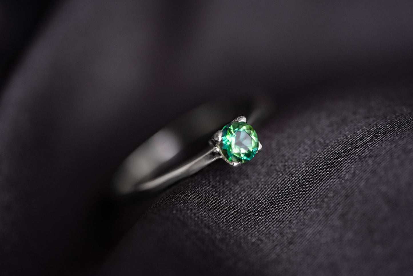 Ring "Vector" (4 mm gemstone)