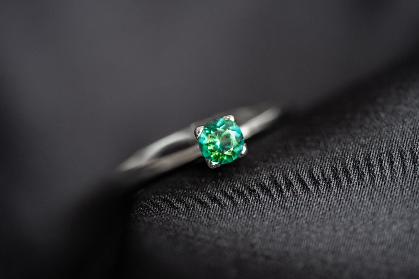 Ring "Vector" (4 mm gemstone)