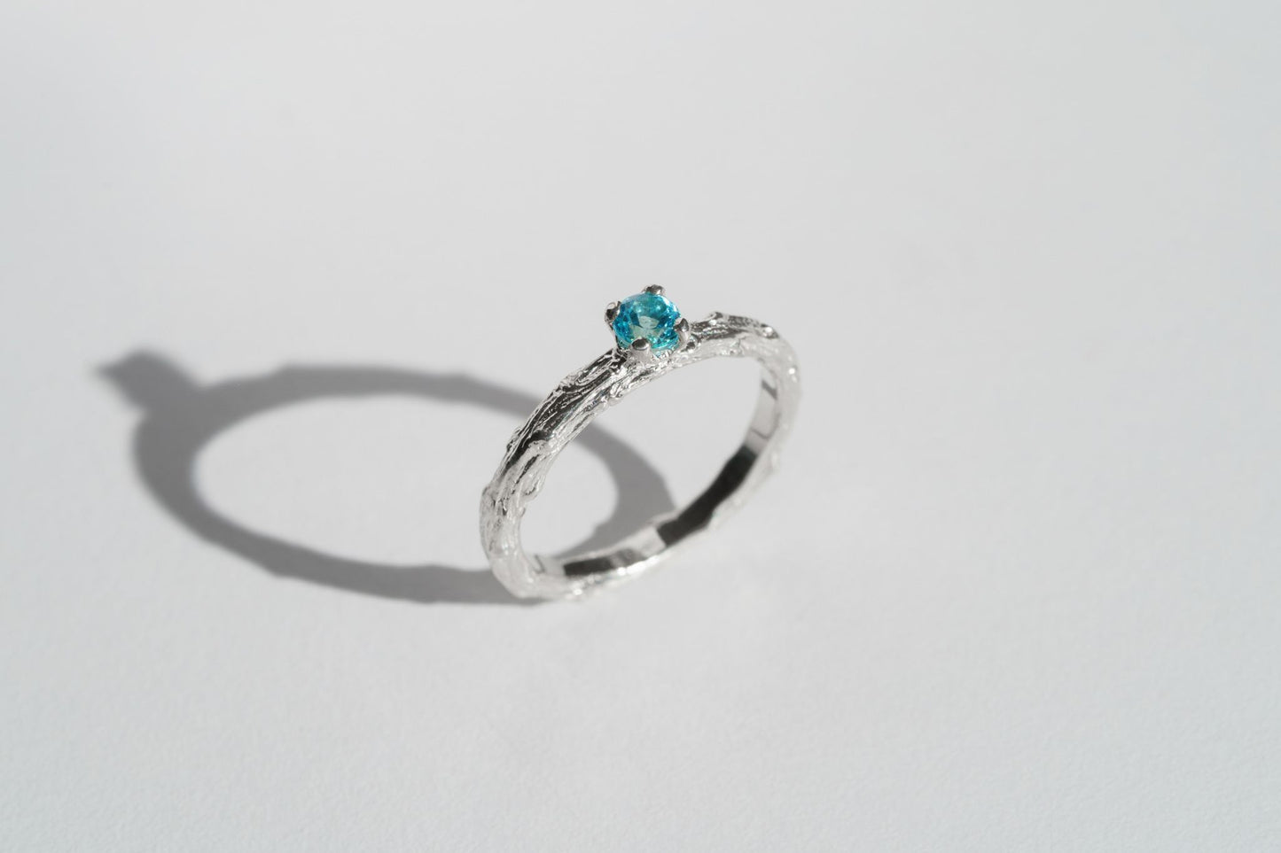 Ring "Light vine" (gemstone 3,5 mm)