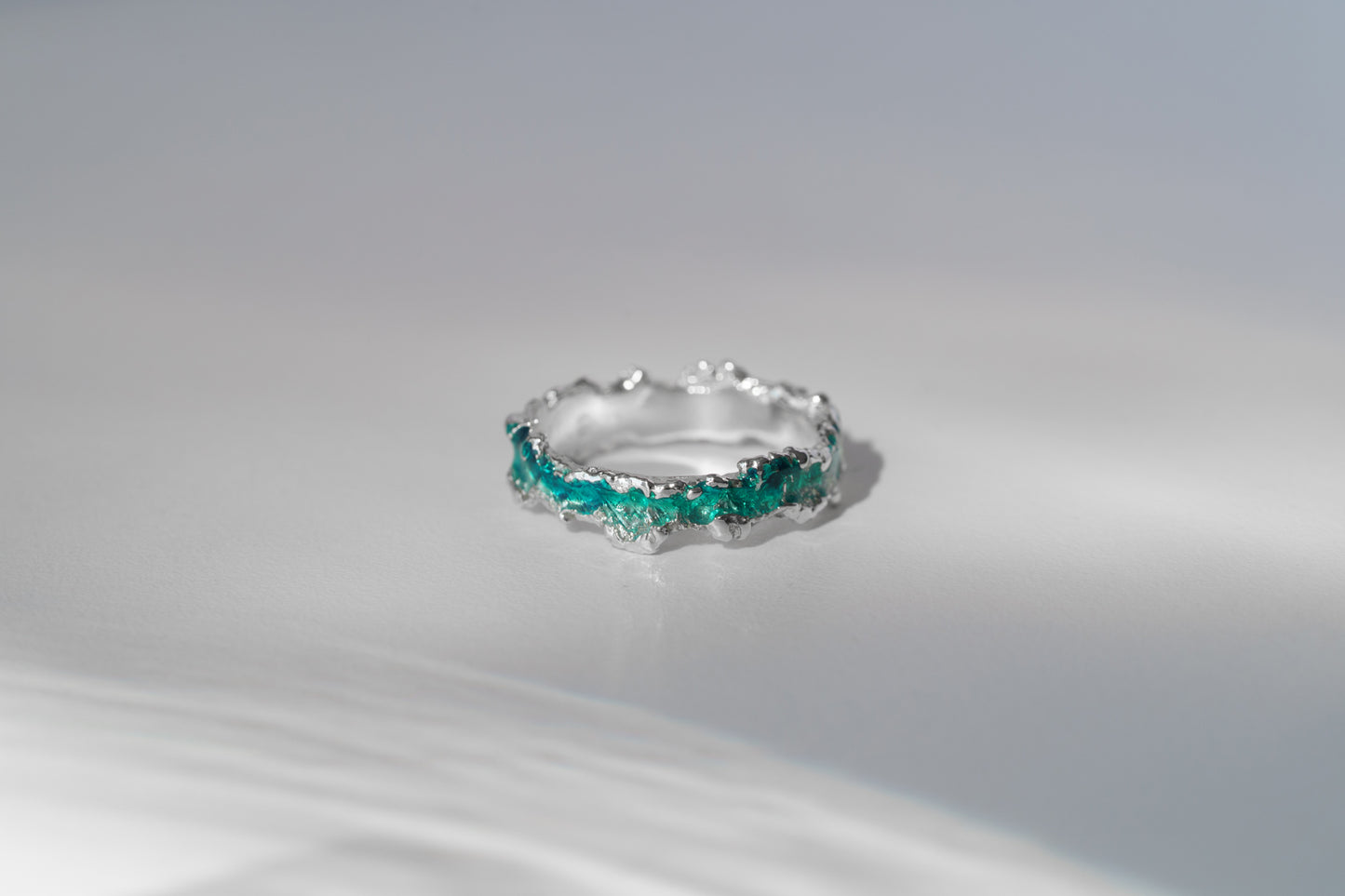 Ring "Wave" emerald (4 mm)