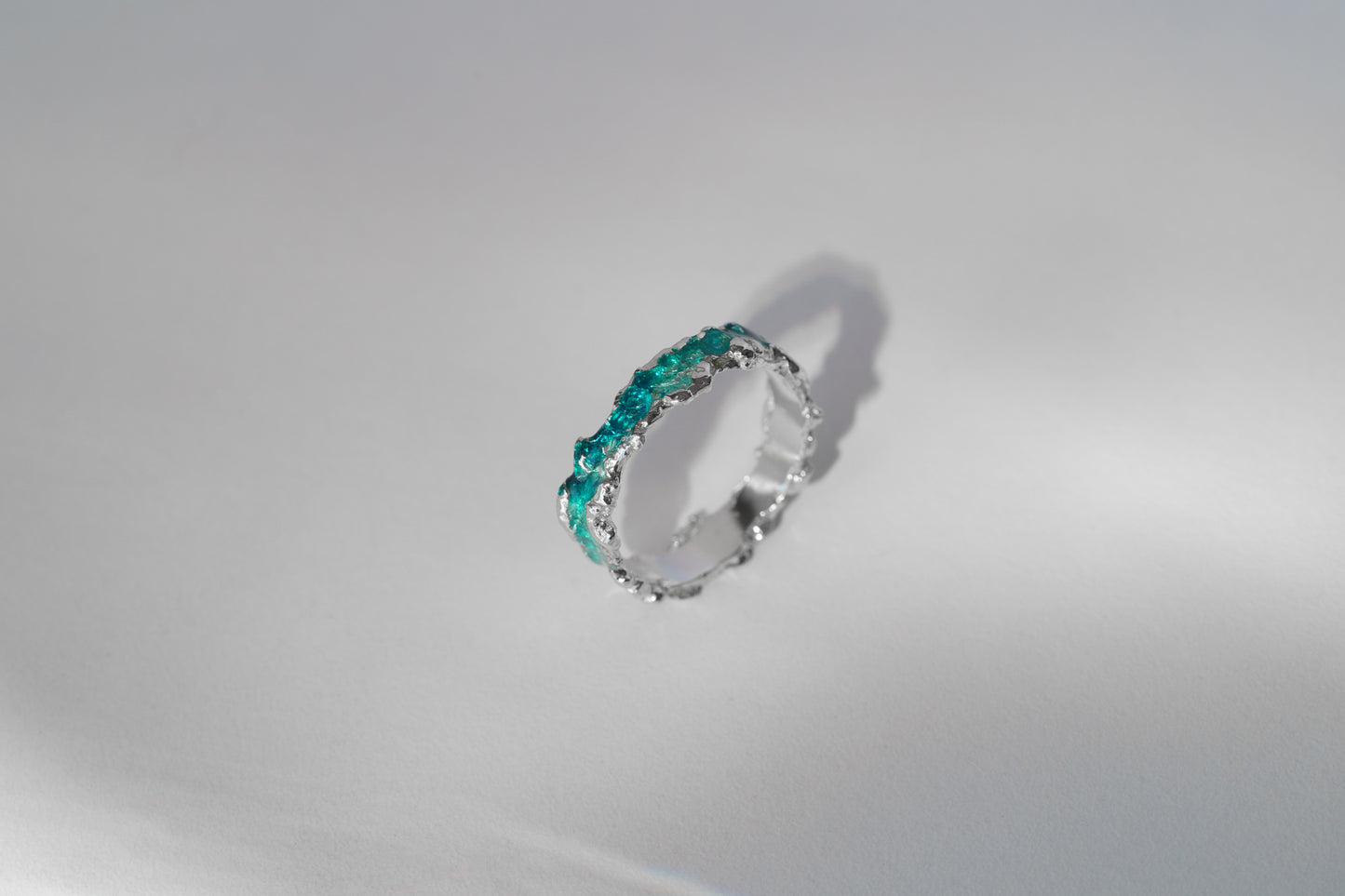 Ring "Wave" emerald (4 mm)