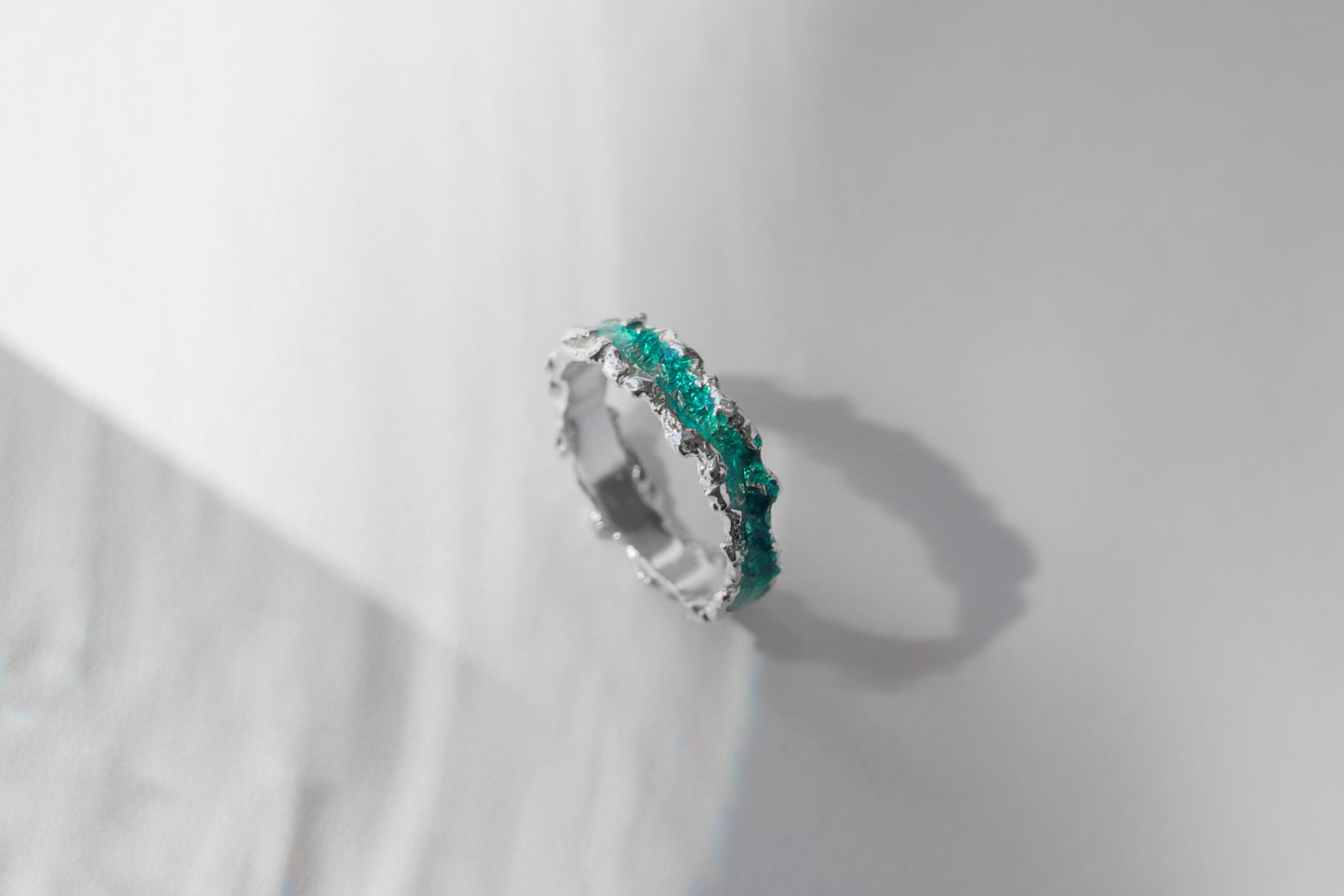 Ring "Wave" emerald (4 mm)