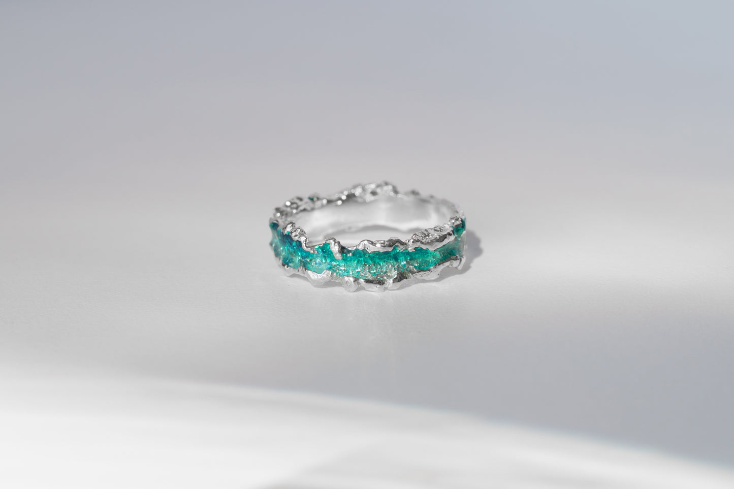 Ring "Wave" emerald (4 mm)