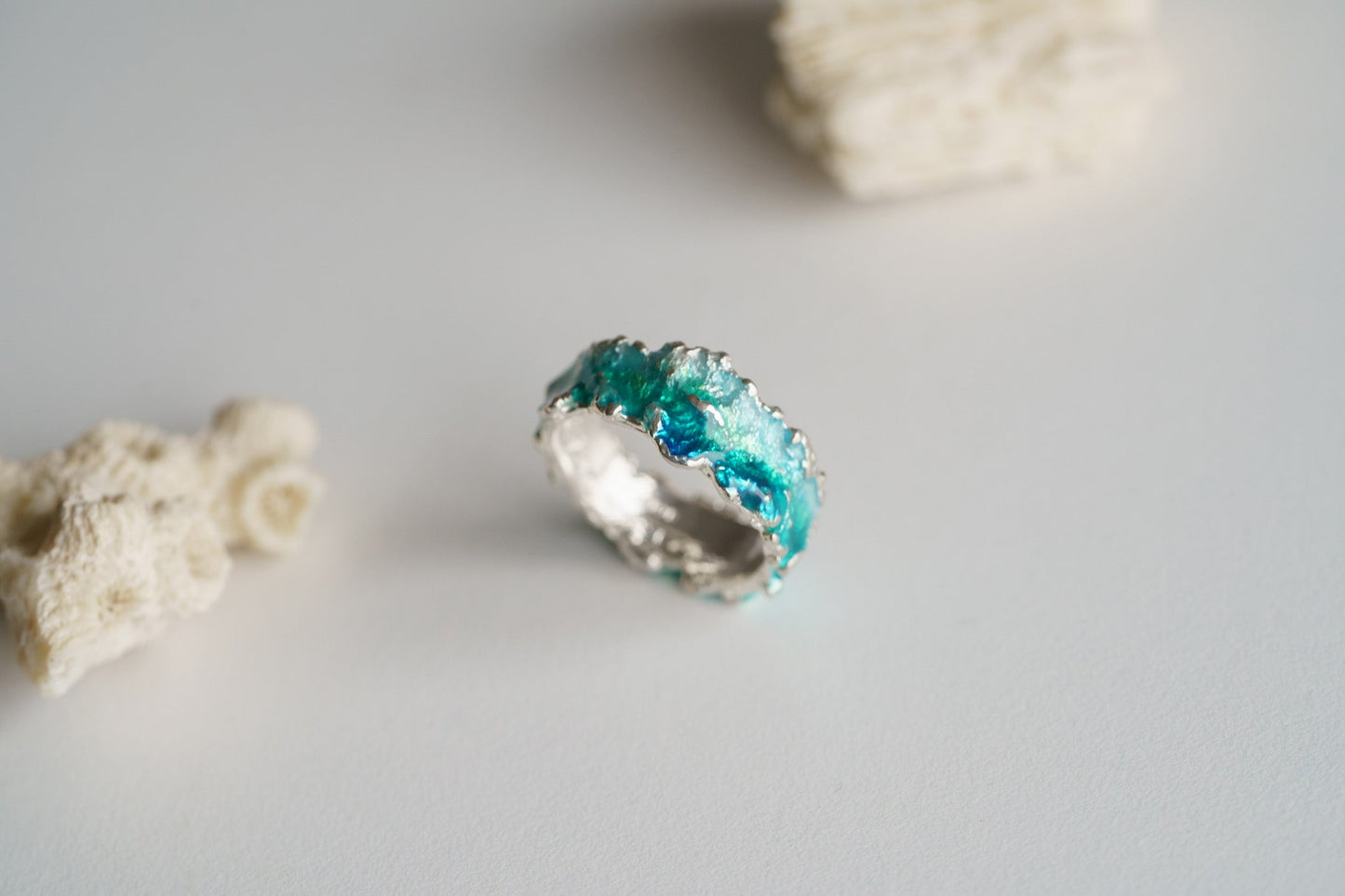 Ring "Wave" emerald (6 mm)
