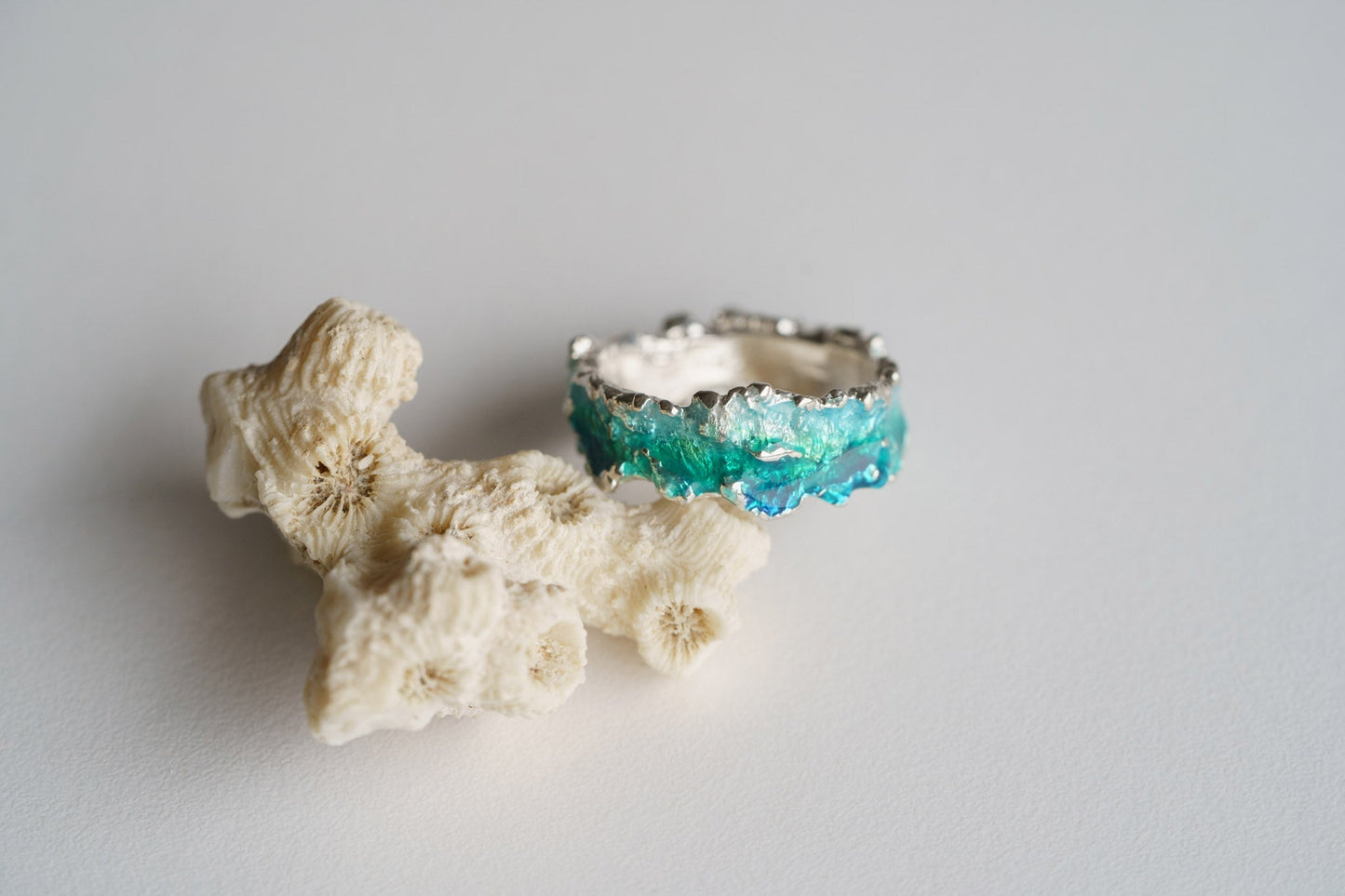 Ring "Wave" emerald (6 mm)