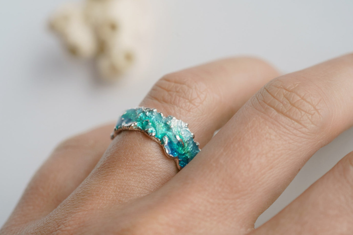 Ring "Wave" emerald (6 mm)